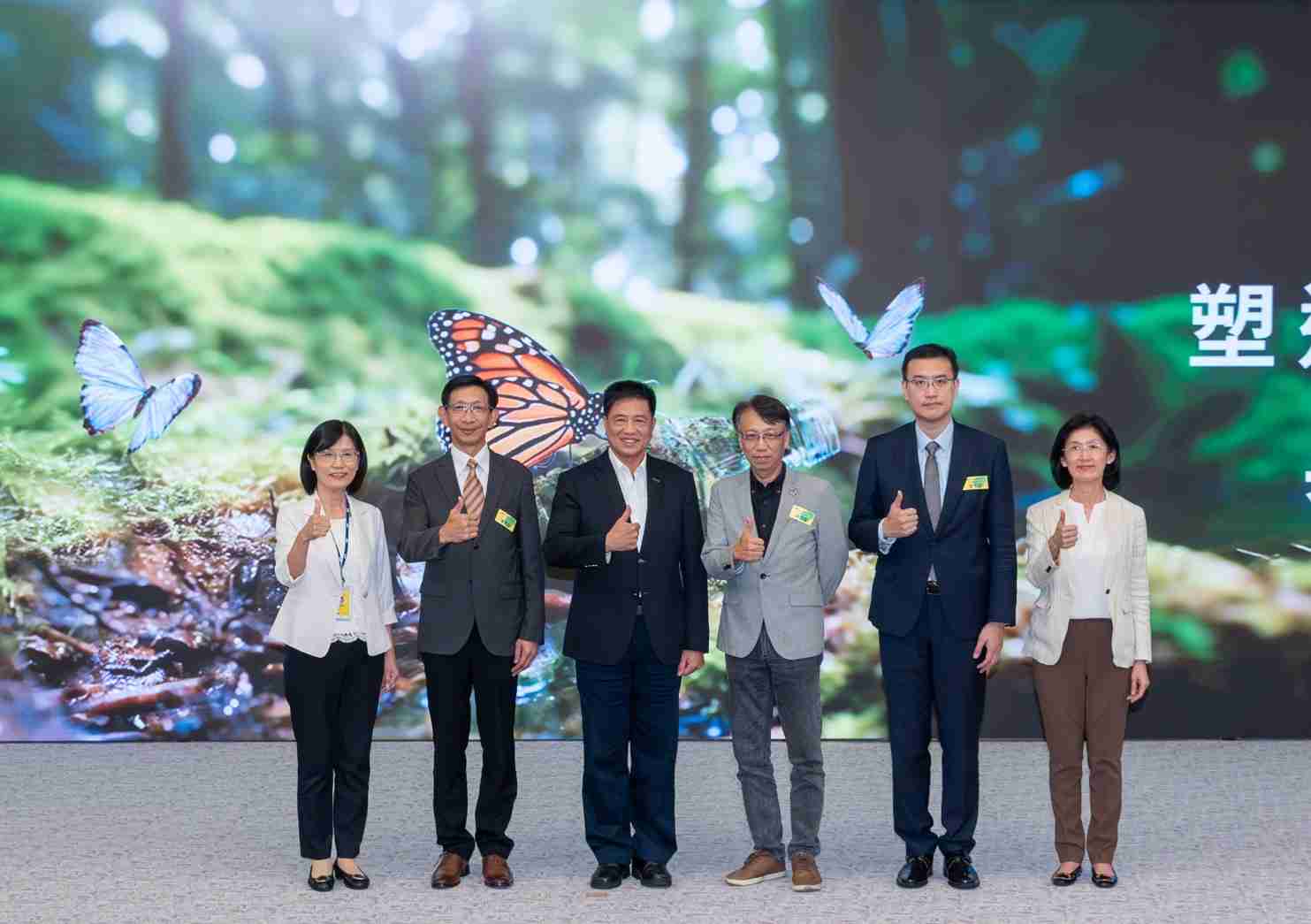 友達2023 CSR共榮大會，，，，邀請領域專家分享交流生物多樣性管理趨勢、、、、無塑產品、、、、海廢永續塑料等議題  （圖左到右：友達光電永續長古秀華、、、、3M台灣技術長陳君杰、、友達光電董事長暨集團策略長彭双浪、、光寶科技企業永續發展處處長陳慶暉、、、、安永聯合會計師事務所執業會計師曾于哲、、、、友達光電供應鏈總部副總經理吳宜芳）