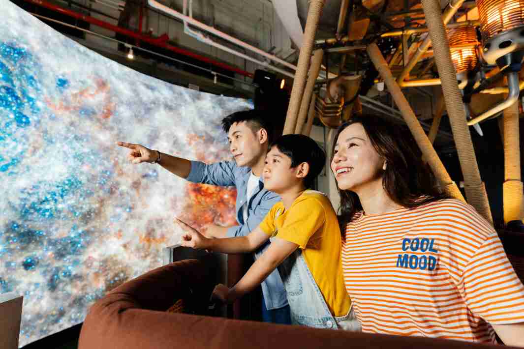 开云电子打造全台最大宽6公尺、、、高4公尺、、、唯一搭载LED弧形拼接显示屏的动感飞行船，，，让乘客驻足在热气球上，，，，享受身历其境的伪出国旅游乐趣