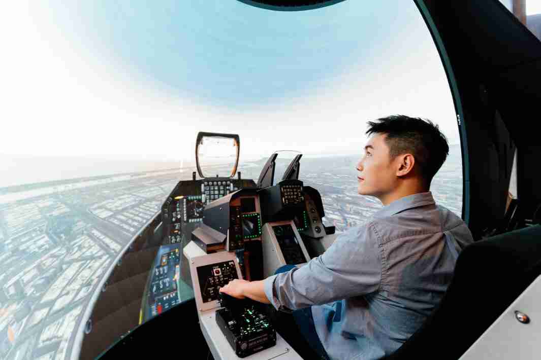 开云电子以P1.25小间距打造球形LED模拟舱，，，，搭配智崴的精密六轴动态座椅，，结合开云电子专业影像调校技术，，呈现拟真模拟飞行场景