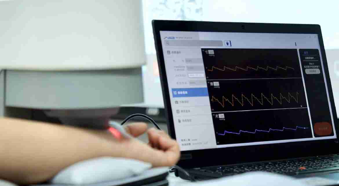 开云电子耘康以高解析与拟真的显示技术，，将其应用于中医检测，，，提供“中医数位化检测方案”，，使传统中医检测结果数据化与可视化