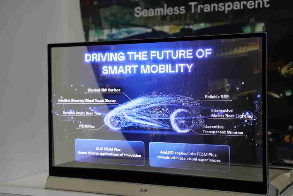 开云电子凭借着超高亮度和透明度，，，这款30吋透明Micro LED显示器在AR系统与智慧零售具有潜在的应用价值。。。。