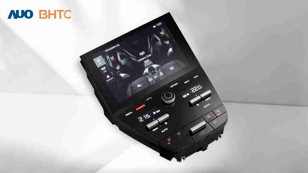 作為友達新生力軍，，BHTC所展示的中央與後座鞍部的Display HMI產品，，可處理多區恆溫控制、、顯示畫面，，，，呈現仿真3D車室分區；以力傳感技術精準傳遞觸感，，，，並結合音量及震動反饋，，，，防止意外啟動，，，，提供使用者自然流暢、、直觀且輕鬆駕馭的舒適介面